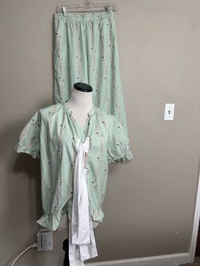 H&H women’s size M  2 piece pajama set mint green with horse print front tie.